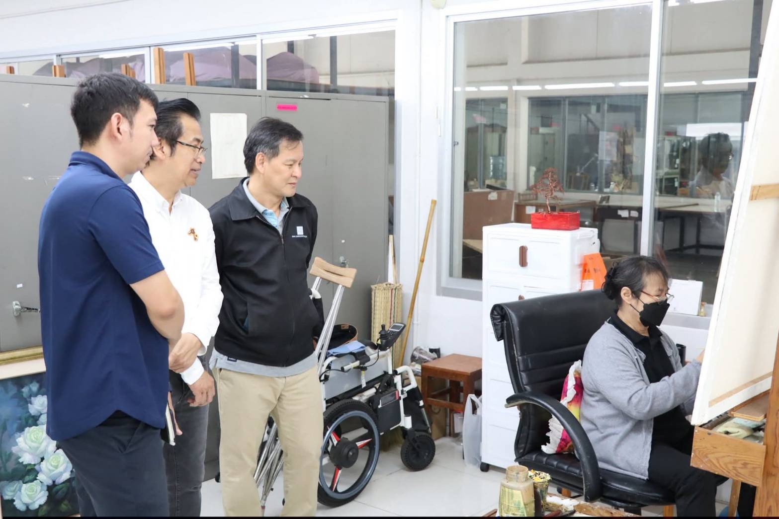 title - ผู้อำนวยการศูนย์ส่งเสริมและพัฒนาอาชีพเสริมนอกภาคการเกษตร ให้การต้อนรับคณะเจ้าหน้าที่กระทรวงทรัพยากรธรรมชาติและสิ่งแวดล้อม เยี่ยมชมสถานที่ ศพส. และแผนกฝึกอบรมทั้ง 12 แผนก